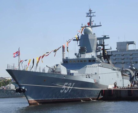 Soobrazitelny, chiến hạm mới nhất của Hải quân Nga. Tàu có chiều rộng 13 m, dài 104,5 m, mướn nước 3,7 m, tàu có thể hoạt động độc lập 2 tuần trên biển, tốc độ cực đại 27 hải lý/h, trên tàu được vận hành bởi 99 thủy thủ, bao gồm cả phi công trực thăng.